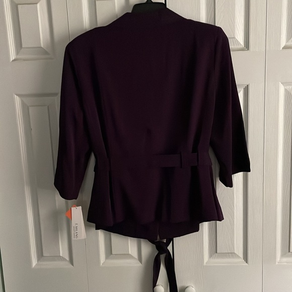 Gorgeous two piece skirt suit - Picture 5 of 7